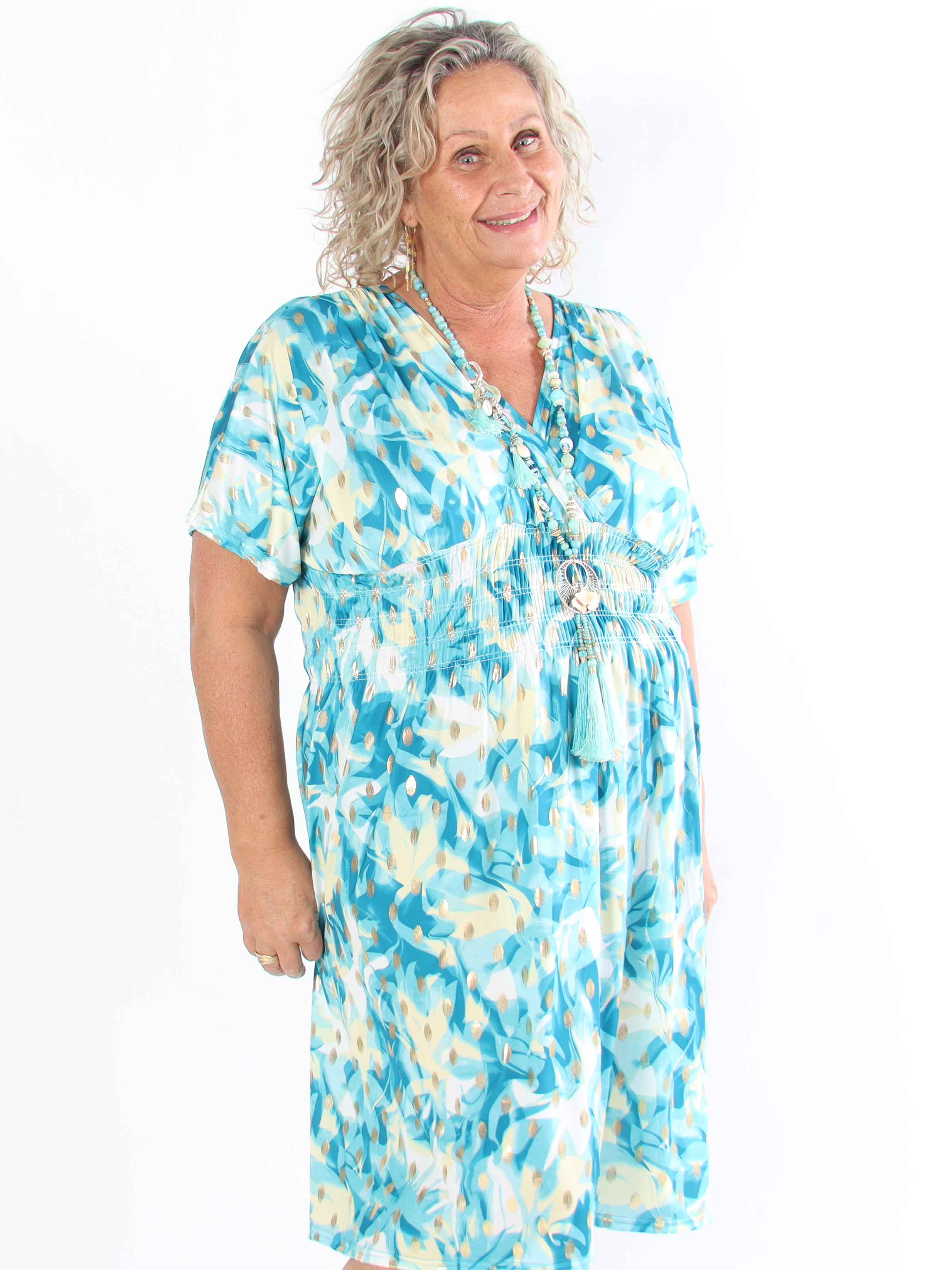 Pams Vacay Short - Mönstrad elastisk plus size klänning med smock i midjan